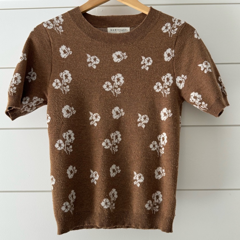 Downeast Small tan short sleeve sweater with cream floral print